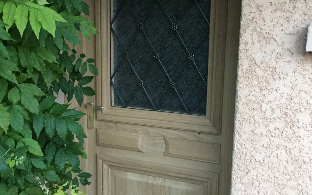 Porte en bois massif sur Villefranche