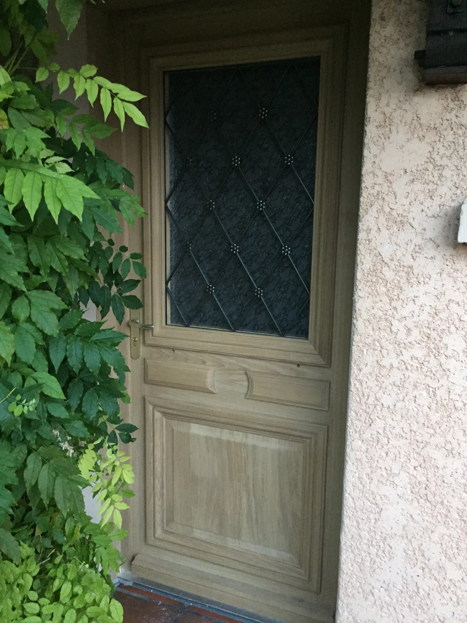 Porte en bois massif sur Villefranche par la menuiserie l'Atelier des chenes