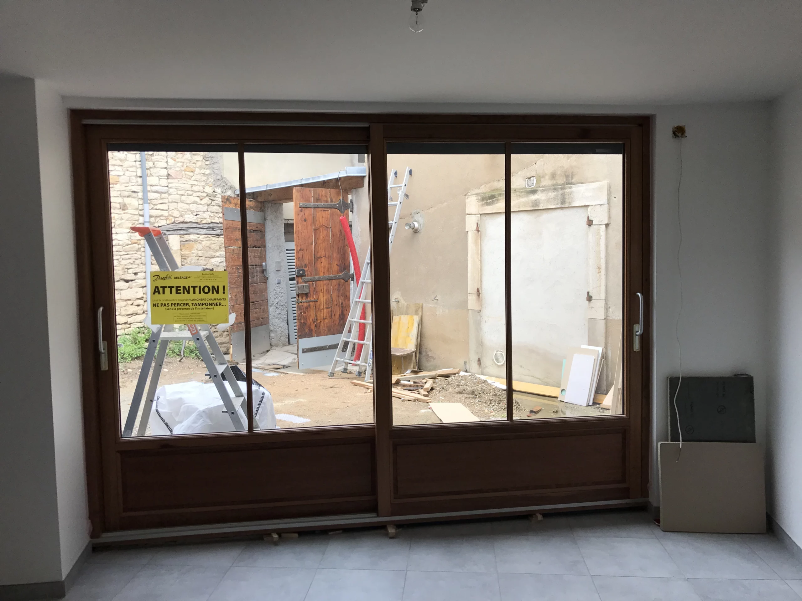 Porte fenêtre dans une grange du Bois d'Oingt par les équipes de l'atelier des chenes