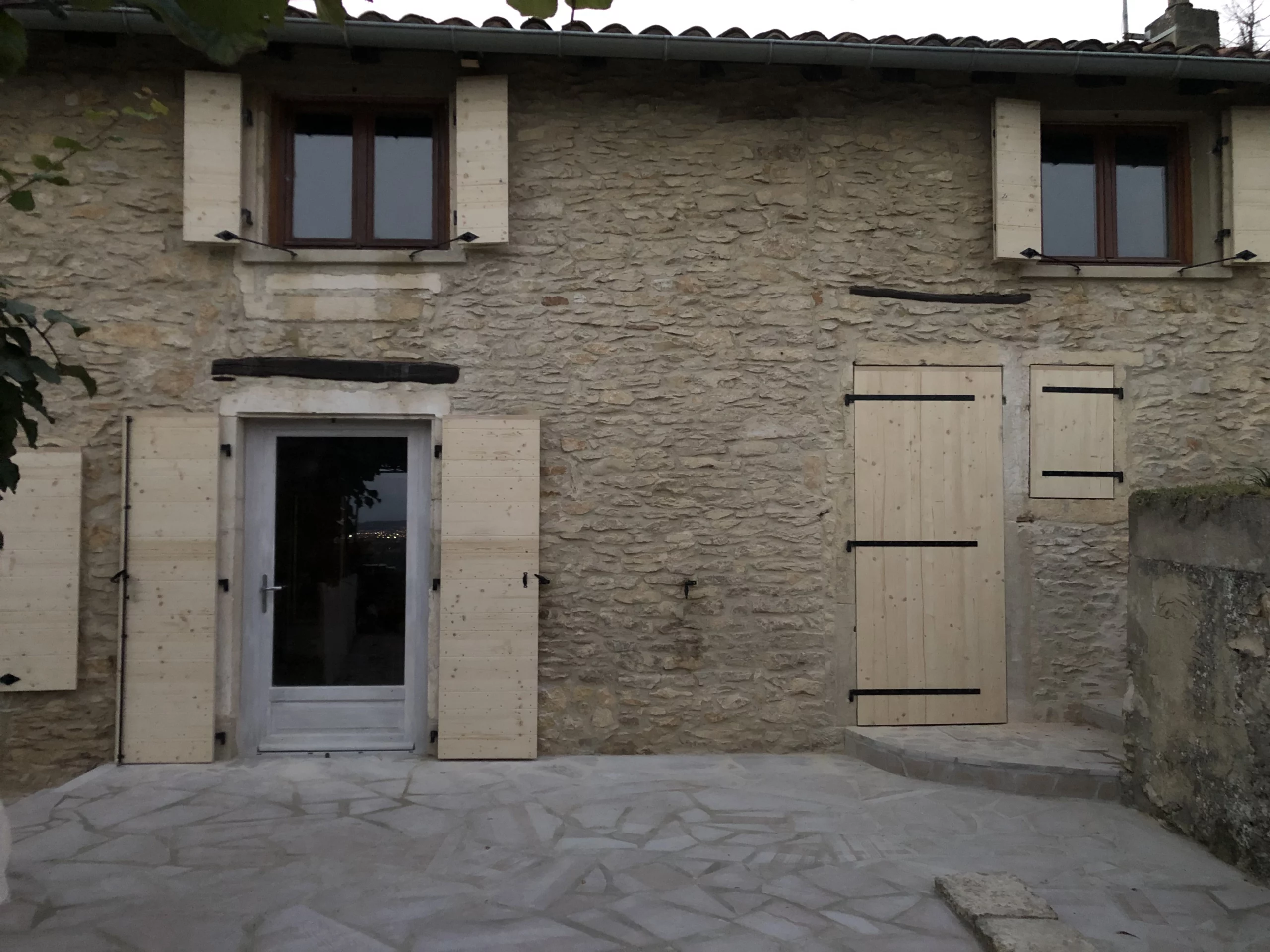 Volets battants sur villa à Villefranche