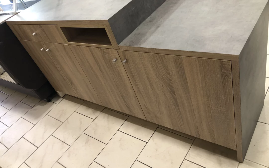 Meuble en bois foncé pour magasin