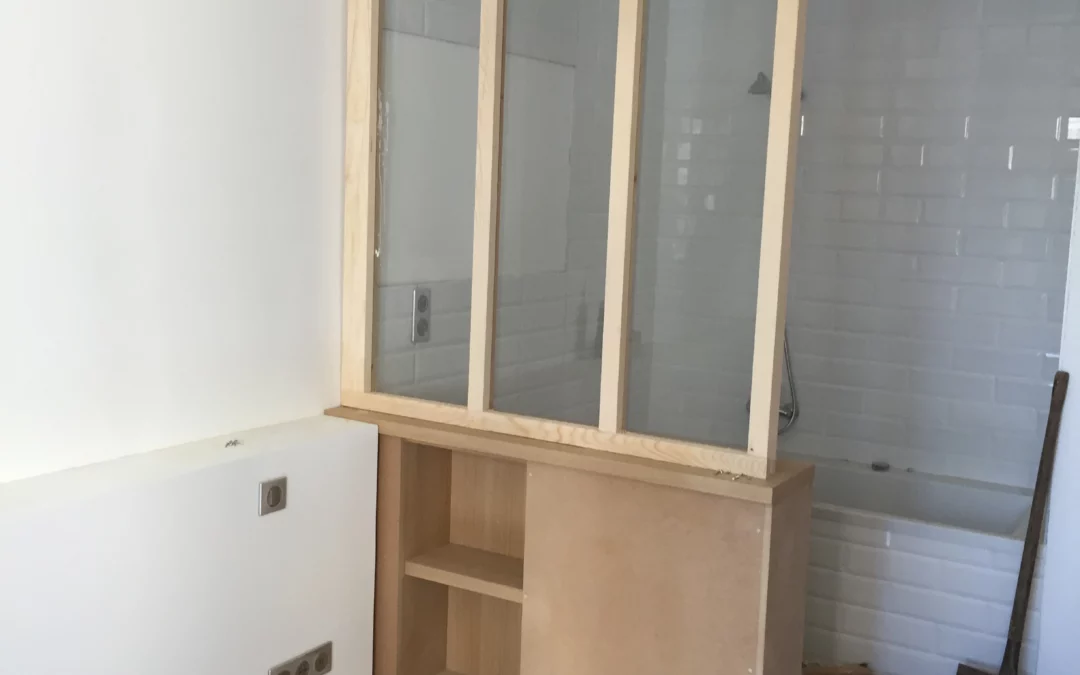 Verrière avec meuble en bois