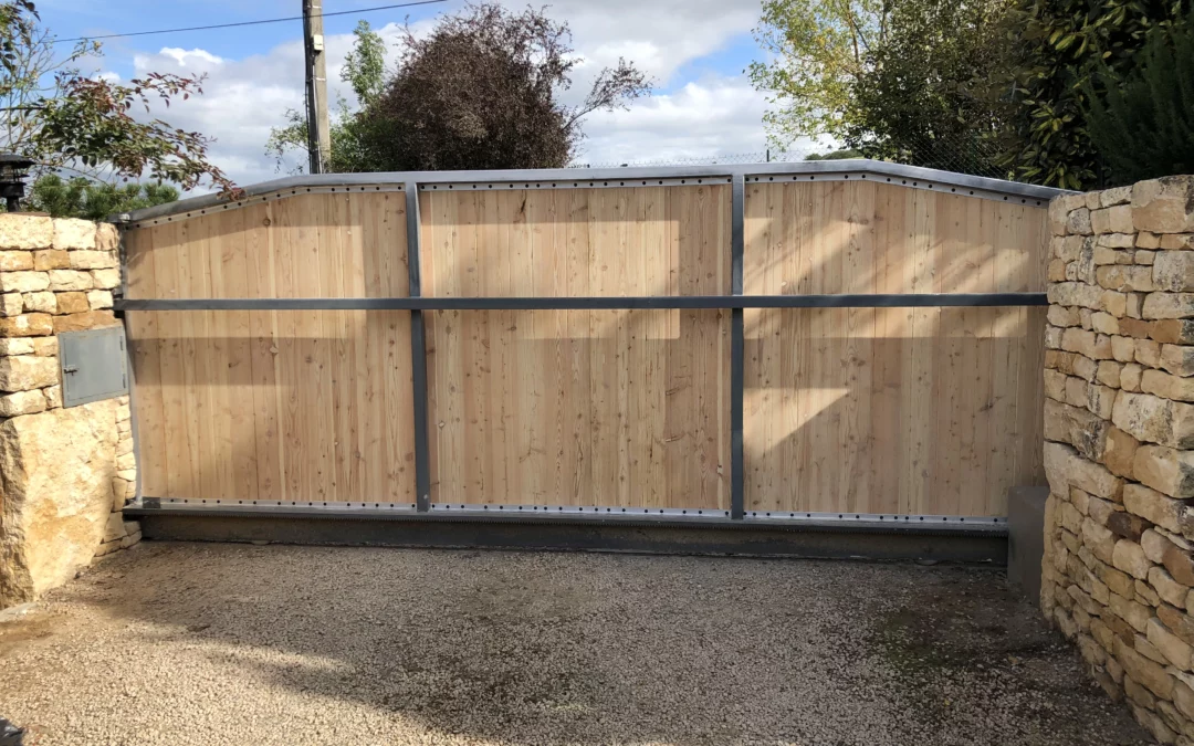 Portails en bois naturel avec fer forgé