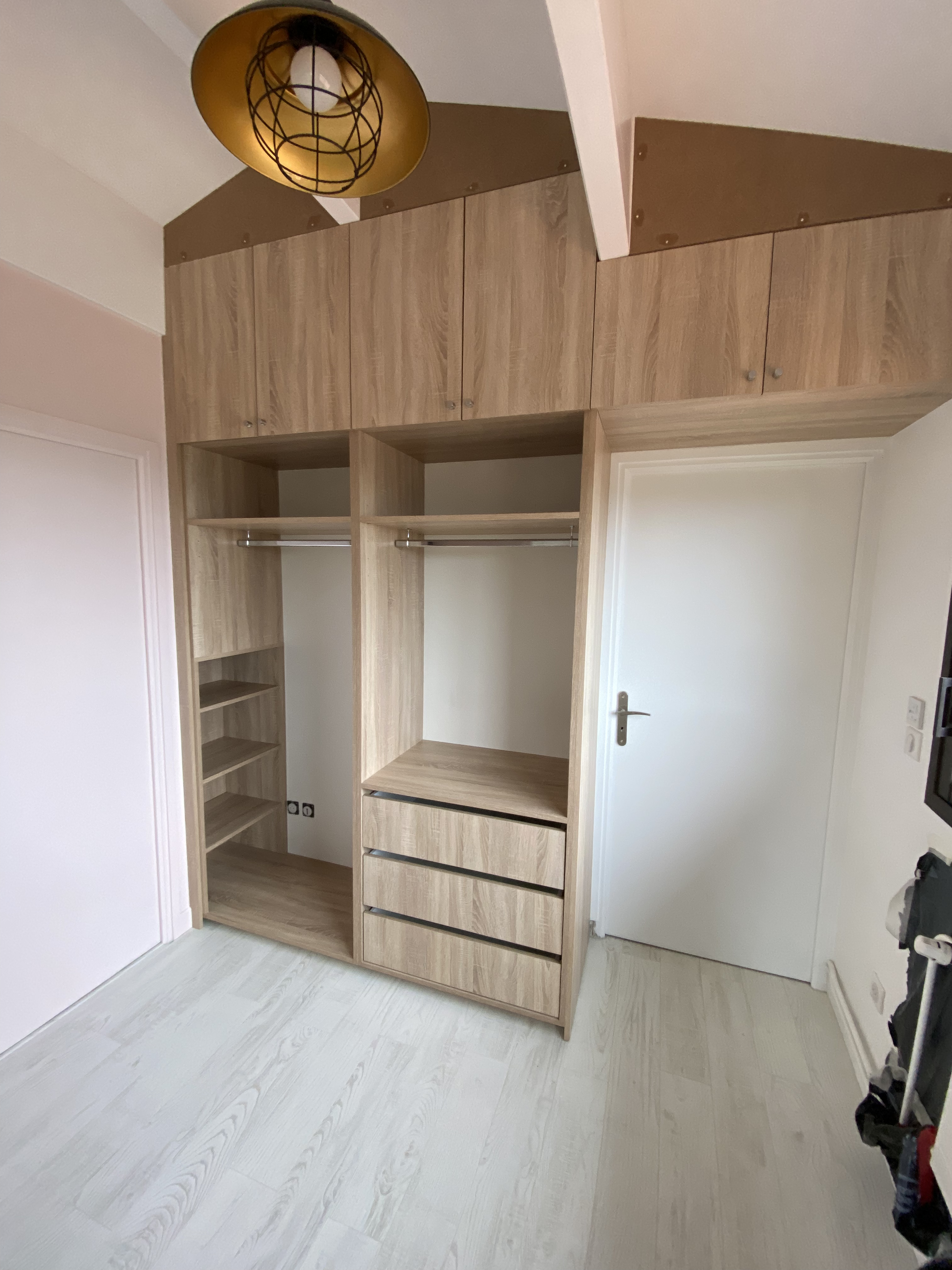 Dressing sur-mesure avec étagères, penderie et tiroirs, réalisé en bois clair à Ecully.