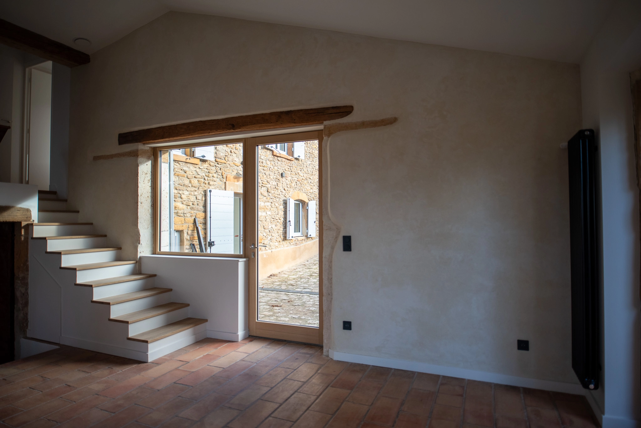 Appui de fenêtre en bois massif conçu sur mesure dans une maison rénovée