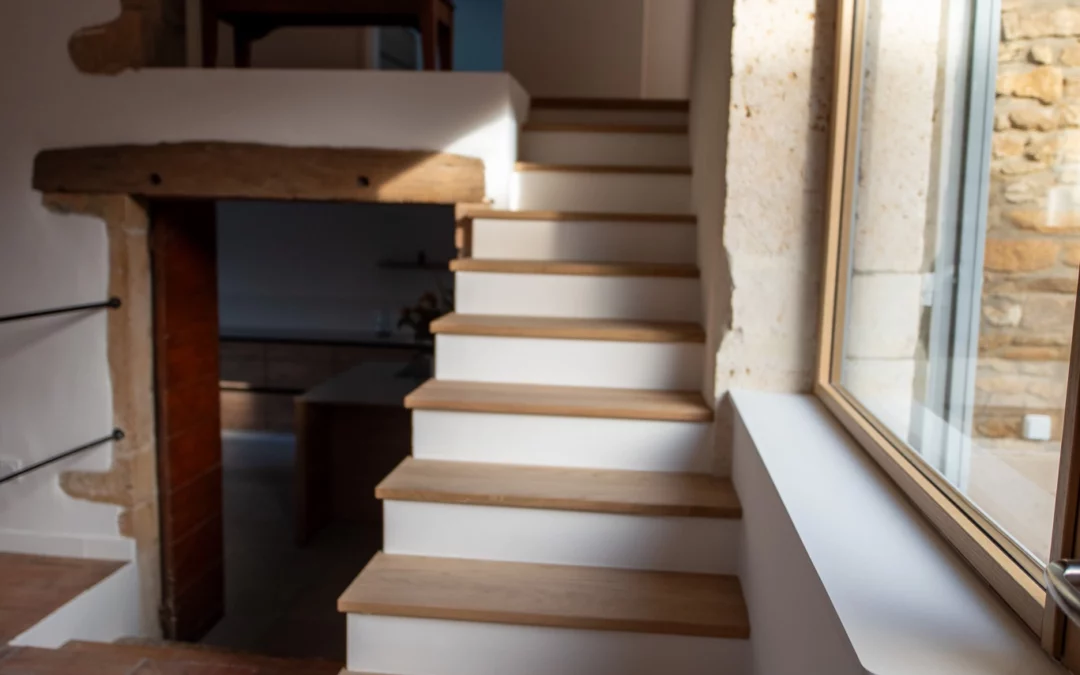 Fabrication et pose d’un escalier en bois sur-mesure à Mont d’Or