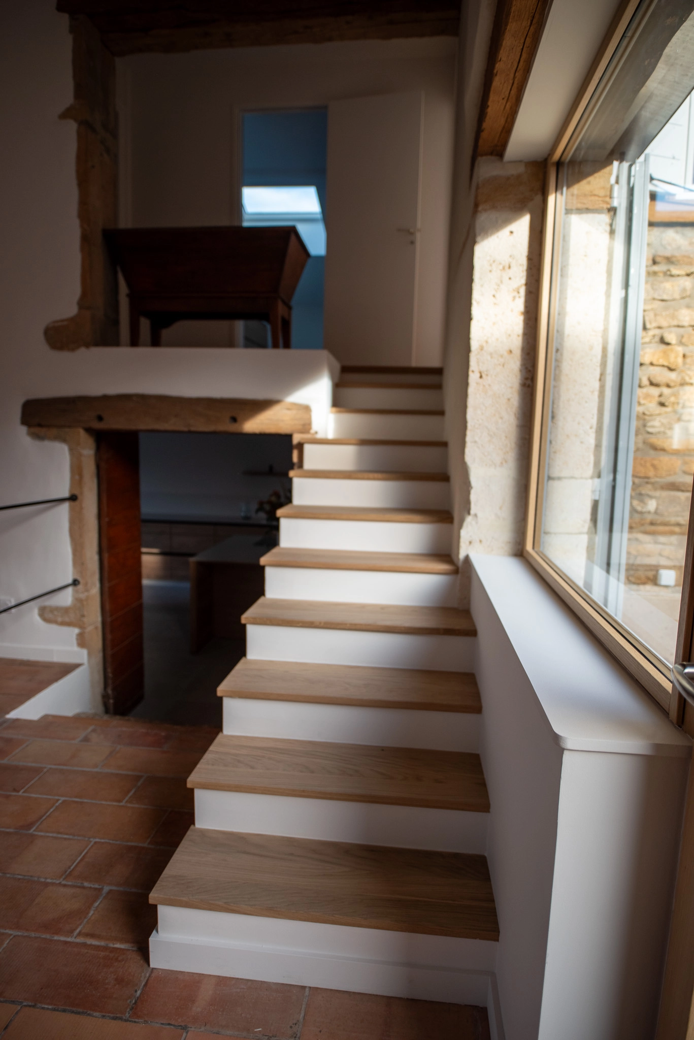 Escalier intérieur en bois avec marches en chêne massif et contremarches blanches à Mont d'Or