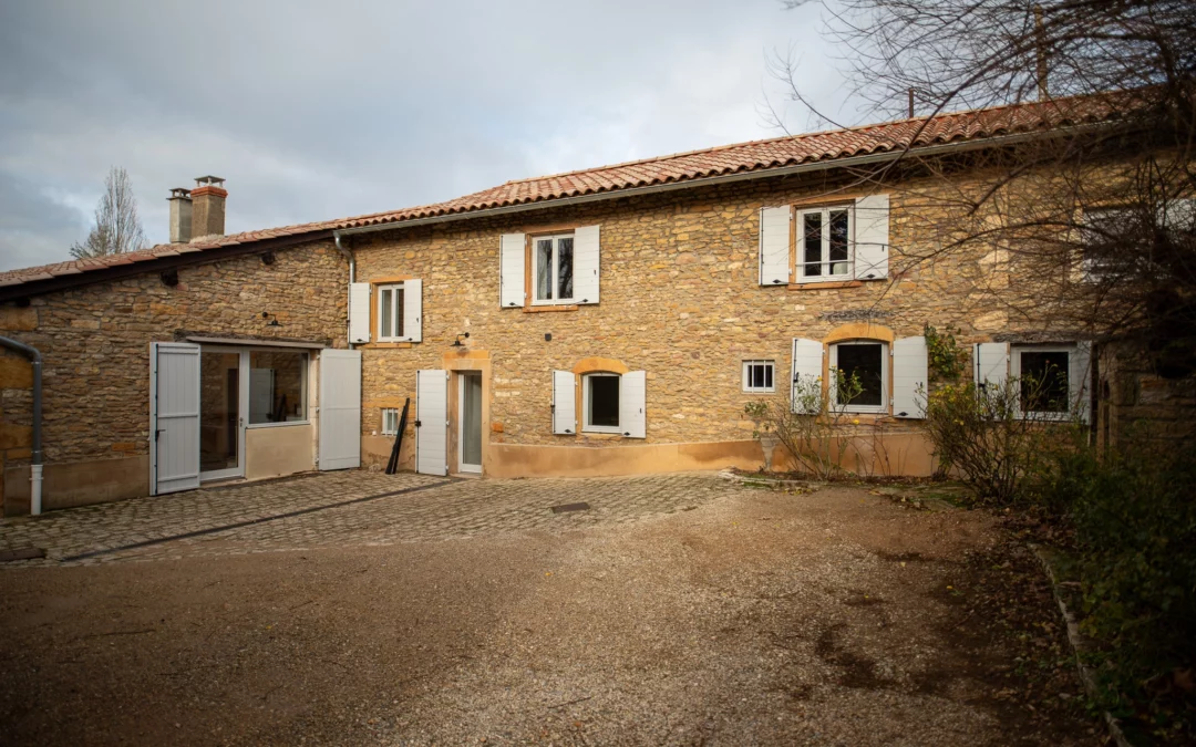 Pose de volets en bois sur-mesure à Lachassagne